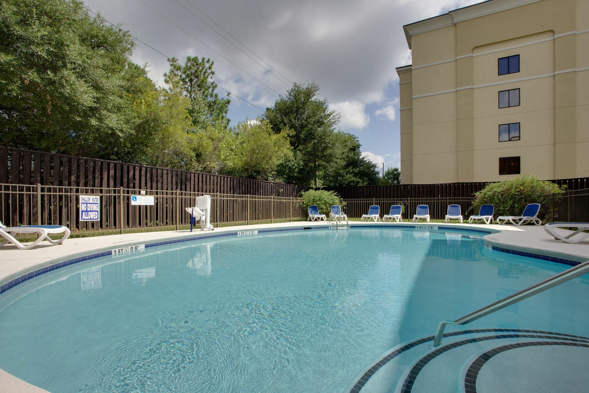 Holiday Inn Express Hotel & Suites Columbia-I-20 At Clemson Road By Ihg Екстериор снимка